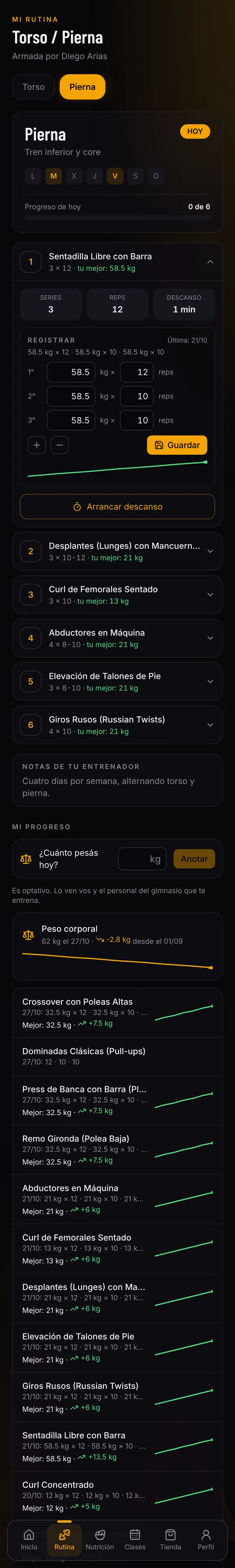 Un ejercicio de la rutina, con las cargas del socio